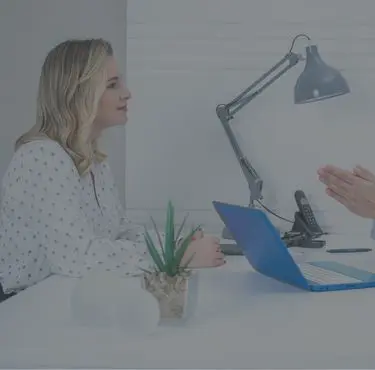 En kvinna sitter och samtalar med en gynekolog.