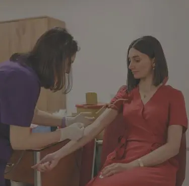 Vårdpersonal tar blodprov på en patient för att undersöka blodpropp.