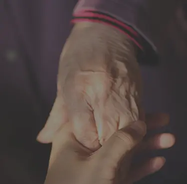 Hand som håller en annan hand.